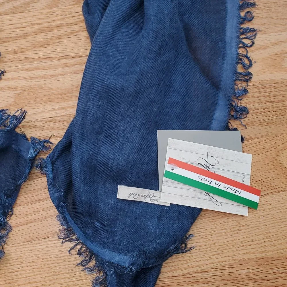 NWT Yu Edit Made in Italy Modal Blue Scarf‎ 74